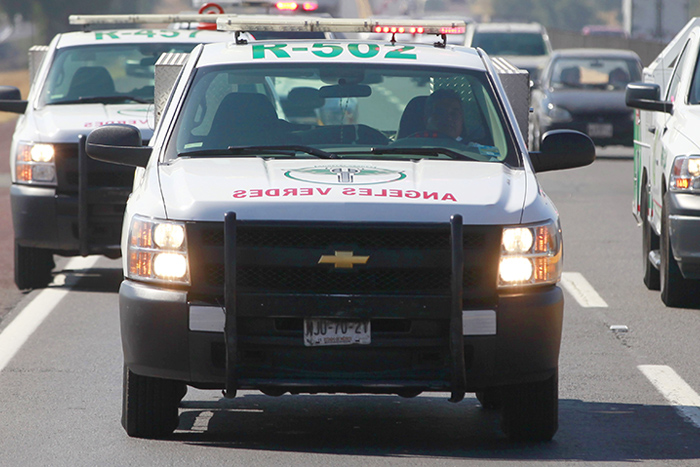 Fotografía que muestra de frente una patrulla de ambulancia de los ángeles verdes