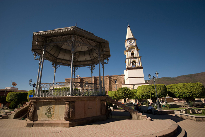 Fotografía de la plaza principal y la iglesia de fondo del municipio de San Juan de los Lagos.