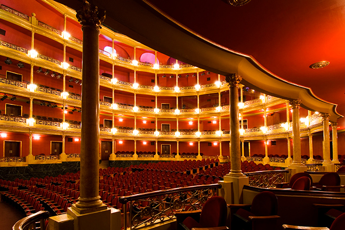 Fotografía del interior de un palco del teatro degollado donde se distingue su interior.
